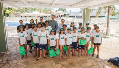 Unimed Ribeirão Preto realiza entrega de kits para crianças do projeto social Nadando na Frente