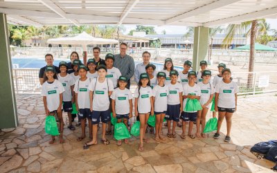 Unimed Ribeirão Preto realiza entrega de kits para crianças do projeto social Nadando na Frente