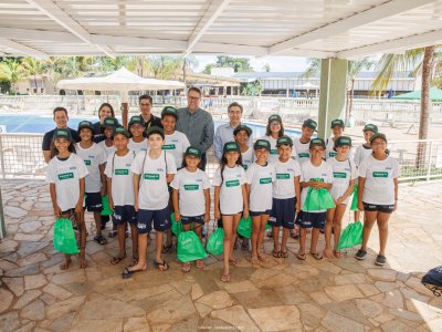 Unimed Ribeirão Preto realiza entrega de kits para crianças do projeto social Nadando na Frente