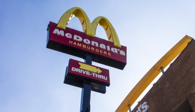 McDonald’s abre 420 vagas afirmativas para pessoas com deficiência ou neurodivergentes em todo o Brasil
