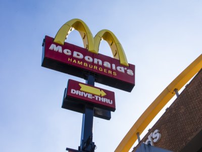 McDonald’s abre 420 vagas afirmativas para pessoas com deficiência ou neurodivergentes em todo o Brasil