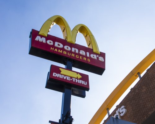 McDonald’s abre 420 vagas afirmativas para pessoas com deficiência ou neurodivergentes em todo o Brasil