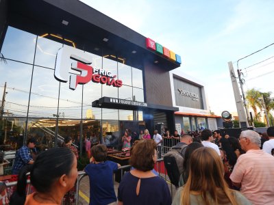Frigorífico Goiás reúne música, carne e celebridades em sua inauguração