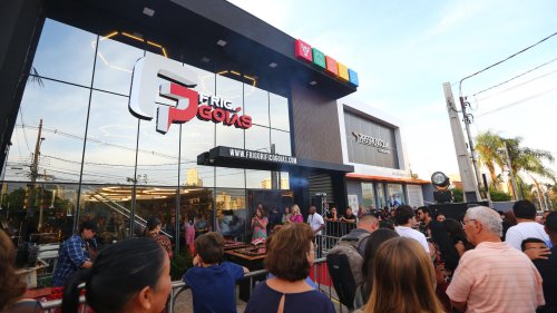 Frigorífico Goiás reúne música, carne e celebridades em sua inauguração