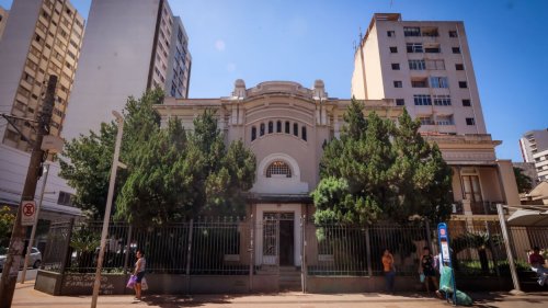 Feira de Arte da AAMARP reúne artistas e público em ação solidária no MARP