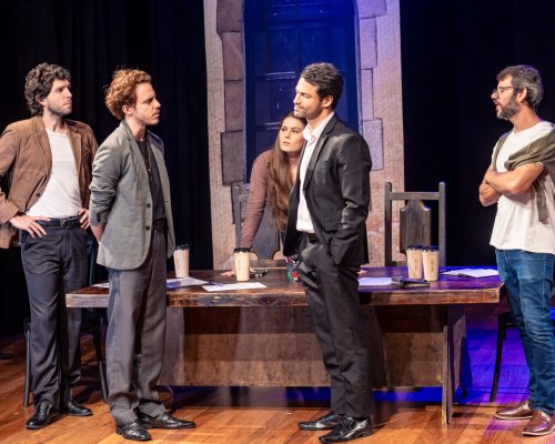 Sucesso de Bilheteira pelo País, a Peça O Homem Mais Inteligente da História