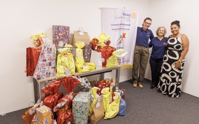 Árvores Solidárias de Natal do RibeirãoShopping arrecadam quase 150 presentes para crianças, idosos e pets
