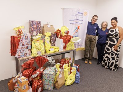 Árvores Solidárias de Natal do RibeirãoShopping arrecadam quase 150 presentes para crianças, idosos e pets