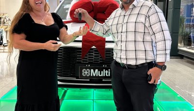 Moradora de Ribeirão Preto é contemplada com o carro BYD zero quilômetro da campanha de Natal do ShoppingSantaÚrsula