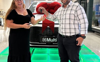 Moradora de Ribeirão Preto é contemplada com o carro BYD zero quilômetro da campanha de Natal do ShoppingSantaÚrsula