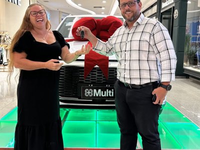 Moradora de Ribeirão Preto é contemplada com o carro BYD zero quilômetro da campanha de Natal do ShoppingSantaÚrsula
