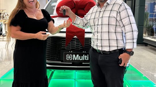 Moradora de Ribeirão Preto é contemplada com o carro BYD zero quilômetro da campanha de Natal do ShoppingSantaÚrsula