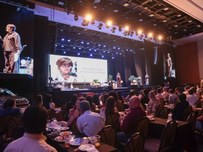 RibeirãoShopping e ShoppingSantaÚrsula lançam campanhas de Natal durante encontro com Márcia Sensitiva no Retail Club 2025