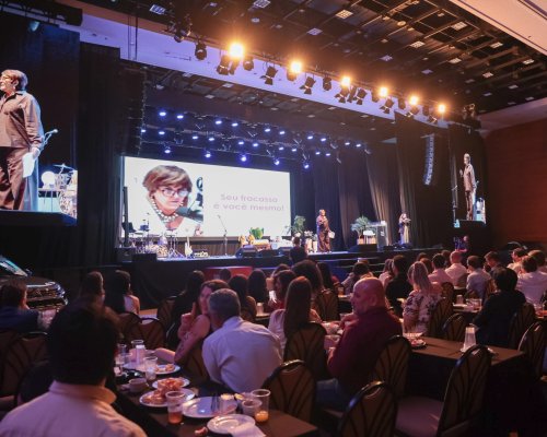 RibeirãoShopping e ShoppingSantaÚrsula lançam campanhas de Natal durante encontro com Márcia Sensitiva no Retail Club 2025