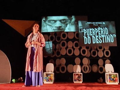 Miá Mello chega  com o espetáculo Mãe Fora da Caixa