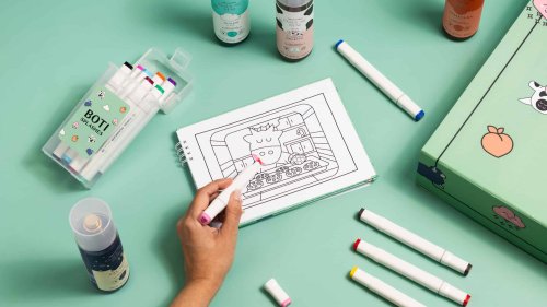 O Boticário combina trends virais das redes sociais e cria seu primeiro livro de colorir, inspirado nos body splashes queridinhos da marca