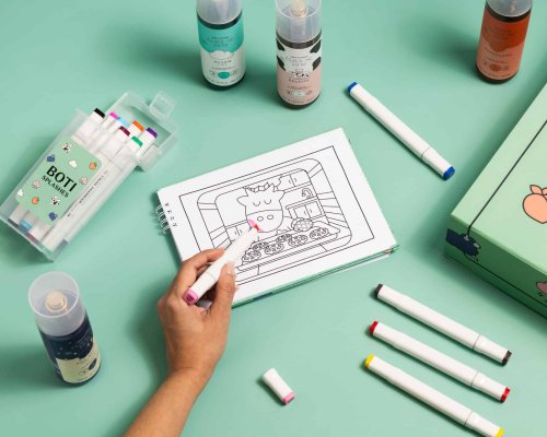 O Boticário combina trends virais das redes sociais e cria seu primeiro livro de colorir, inspirado nos body splashes queridinhos da marca