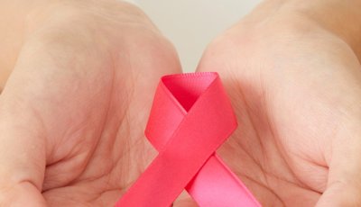 Outubro Rosa: Saúde da mama começa com atenção à pele e hábitos saudáveis