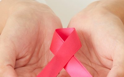 Outubro Rosa: Saúde da mama começa com atenção à pele e hábitos saudáveis