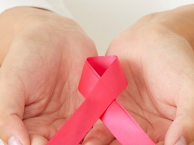 Outubro Rosa: Saúde da mama começa com atenção à pele e hábitos saudáveis