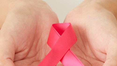 Outubro Rosa: Saúde da mama começa com atenção à pele e hábitos saudáveis