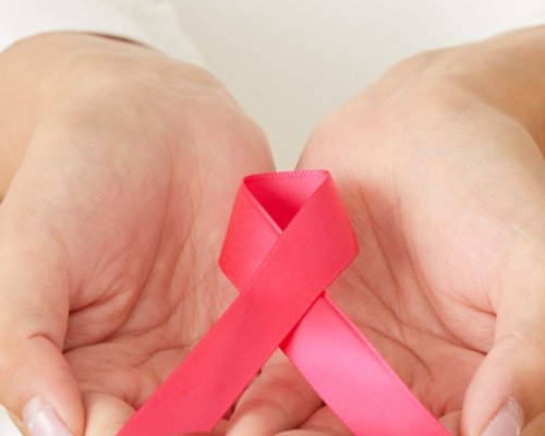 Outubro Rosa: Saúde da mama começa com atenção à pele e hábitos saudáveis