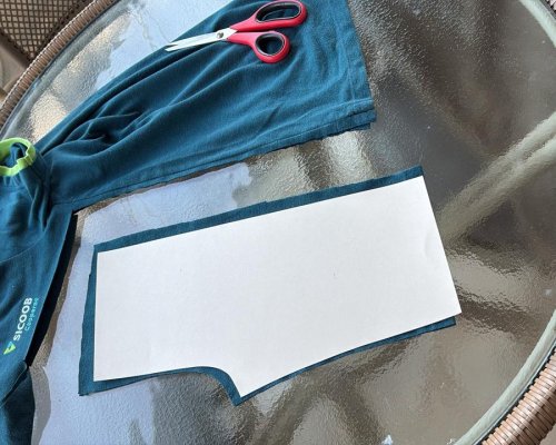 Projeto social transforma uniformes usados em roupas infantis para doação
