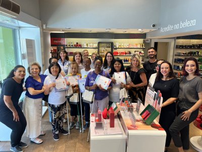 Grupo Cedro e Adevirp realizam Workshop de Maquiagem Inclusiva para mulheres com mais de 60 anos