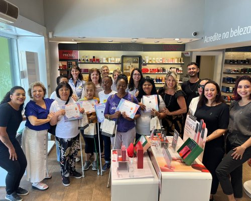 Grupo Cedro e Adevirp realizam Workshop de Maquiagem Inclusiva para mulheres com mais de 60 anos