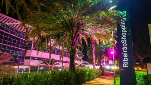 Fachada do RibeirãoShopping muda de cor no Outubro Rosa