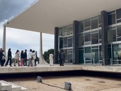 Ministro Barroso recebe universitários da Estácio no STF