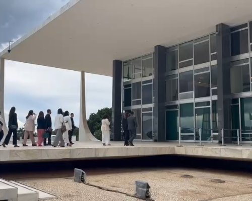 Ministro Barroso recebe universitários da Estácio no STF