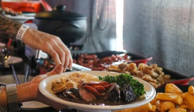 Bar do Zeca Pagodinho, em Ribeirão Preto, oferece feijoada gratuita para mães no Dia das Mães