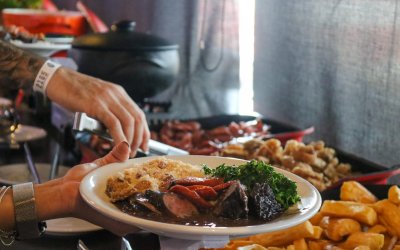 Bar do Zeca Pagodinho, em Ribeirão Preto, oferece feijoada gratuita para mães no Dia das Mães