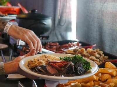 Bar do Zeca Pagodinho, em Ribeirão Preto, oferece feijoada gratuita para mães no Dia das Mães