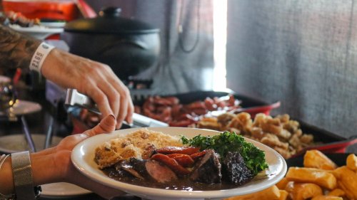 Bar do Zeca Pagodinho, em Ribeirão Preto, oferece feijoada gratuita para mães no Dia das Mães