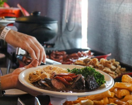 Bar do Zeca Pagodinho, em Ribeirão Preto, oferece feijoada gratuita para mães no Dia das Mães