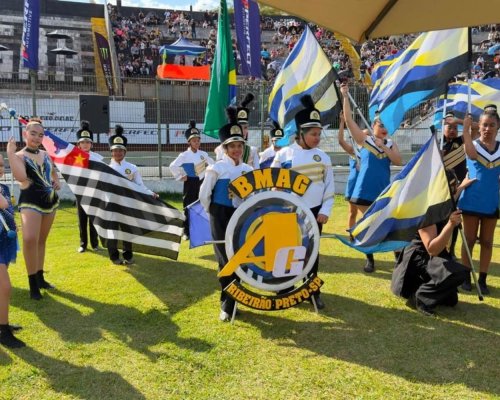 Bandas marciais de escolas municipais desfilam em Ribeirão
