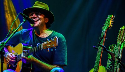 Almir Sater faz show gratuito na Feira do Livro de Sertãozinho