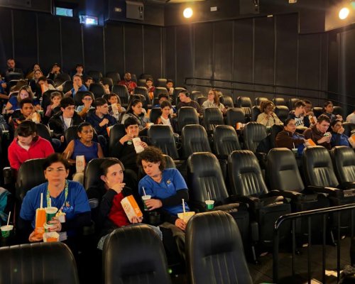 Sessão de cinema adaptada e atividades recreativas reúnem cerca de 90 participantes em ação do Multiplique o Bem no RibeirãoShopping