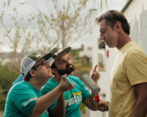 Campanha ressalta o valor do pintor profissional em peças que unem a paixão do brasileiro por futebol com a pintura