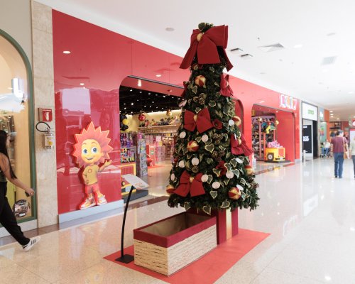 Projeto Árvores Solidárias do RibeirãoShopping arrecada presentes de Natal para crianças, idosas e pets