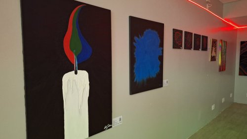 Exposição interativa no ShoppingSantaÚrsula transforma obras com efeitos de luz