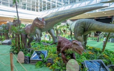 Férias escolares no RibeirãoShopping têm exposição de dinossauros, parque indoor e estreias como Jurassic World e Superman