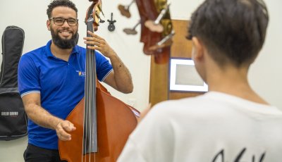 Instituição Aparecido Savegnago tem vagas abertas para aulas de contrabaixo acústico em Sertãozinho