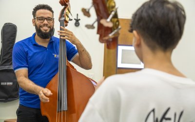 Instituição Aparecido Savegnago tem vagas abertas para aulas de contrabaixo acústico em Sertãozinho