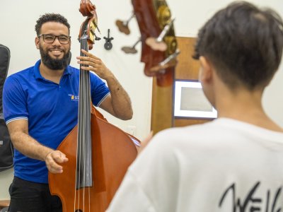 Instituição Aparecido Savegnago tem vagas abertas para aulas de contrabaixo acústico em Sertãozinho