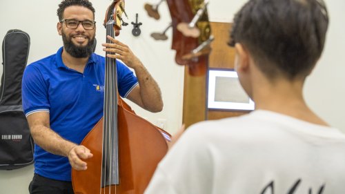 Instituição Aparecido Savegnago tem vagas abertas para aulas de contrabaixo acústico em Sertãozinho