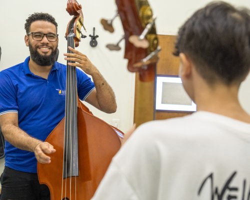 Instituição Aparecido Savegnago tem vagas abertas para aulas de contrabaixo acústico em Sertãozinho