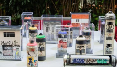 Artista ensina a transformar objetos descartados em arte e o mundo em miniatura em oficina no POW Festival 2025